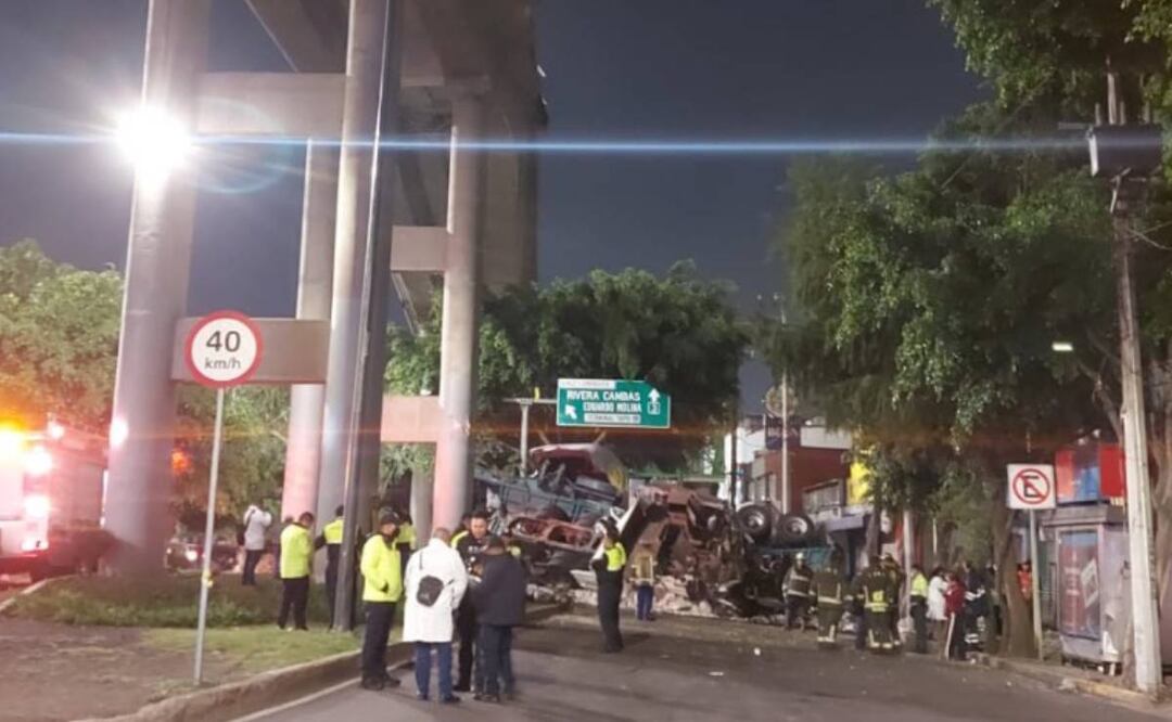 Foto: Tomada de @MrElDiablo8/ El Universal/ El vehículo cayó a 20 metros de altura