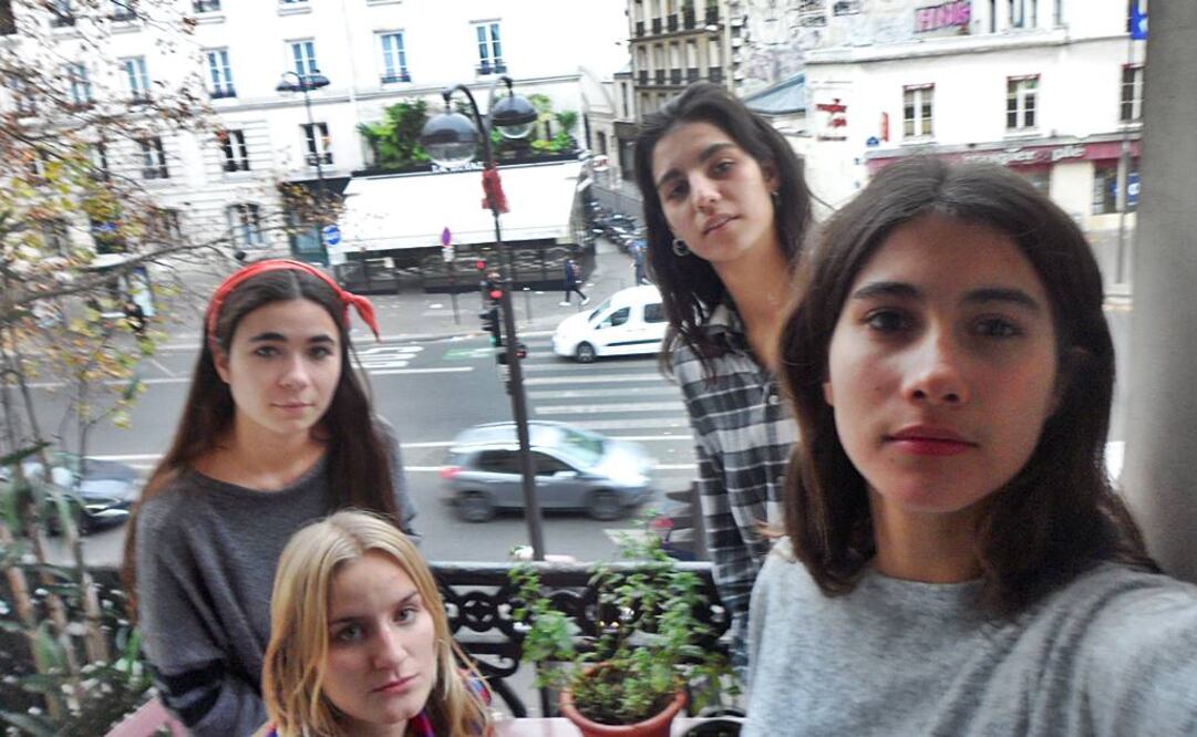 Laura Barroso (izq. adelante), Sara Novaes (izq. atrás), Laura Fernández (der. atrás) y Blanca García Velloso (der. Adelante) presenciaron el terror que se vivió en las calles al momento del atentado al Bataclan (Foto: Ana Anabitarte EL UNIVERSAL)