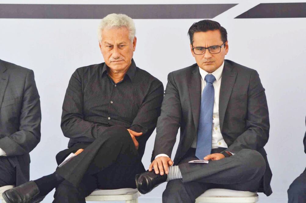 El secretario de Seguridad Publica, Jaime Téllez, y Jorge Winckler Ortiz, fiscal General de Veracruz, en un evento ayer por la tarde. En una entrevista, el fiscal señaló que “no existían” denuncias por medicamentos clonados. (MIGUEL ÁNGEL CARMONA. EL UNI)