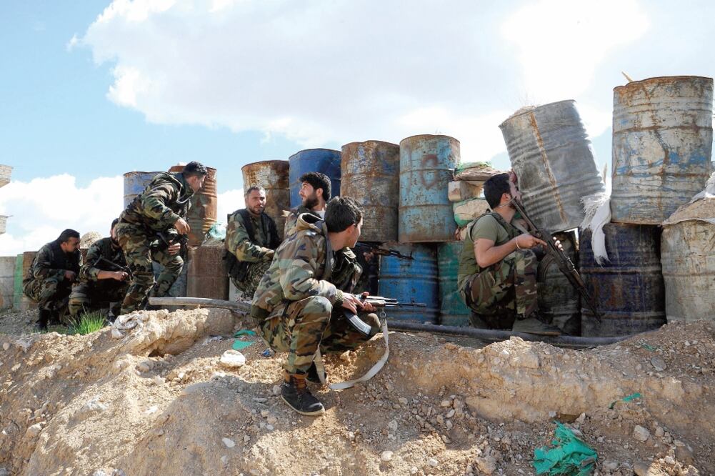 Soldados sirios vigilan un punto de cruce entre el área de Wafidin y los campos de batalla de Ghouta Oriental del este de Damasco, en el primer día de la tregua humanitaria propuesta por Rusia ()