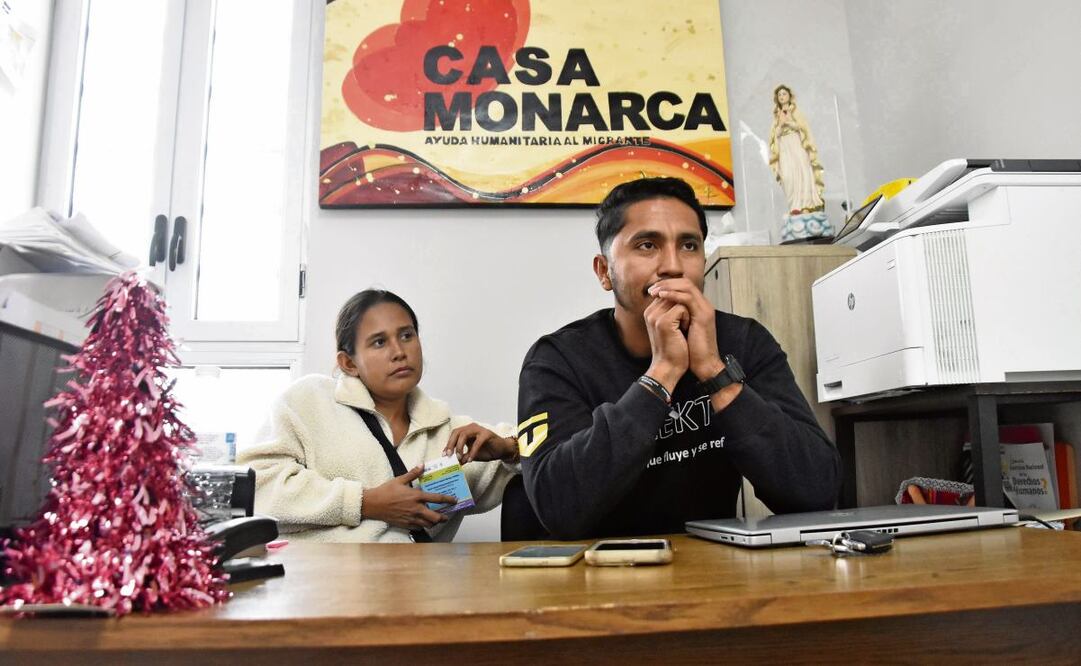 Con nostalgia por pasar la primera Navidad fuera de su país, Leonardo Montiel y Angélica Castillo esperarán hasta enero para volver a intentar cruzar hacia EU. Mientras, pasarán la Nochebuena en Monterrey junto a su familia. Foto: Emilio Vázquez | El Universal (23/12/2024)