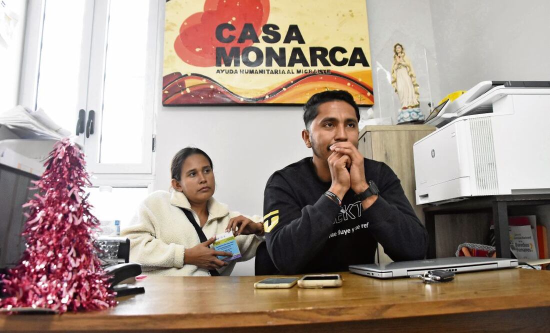 Con nostalgia por pasar la primera Navidad fuera de su país, Leonardo Montiel y Angélica Castillo esperarán hasta enero para volver a intentar cruzar hacia EU. Mientras, pasarán la Nochebuena en Monterrey junto a su familia. Foto: Emilio Vázquez | El Universal (23/12/2024)