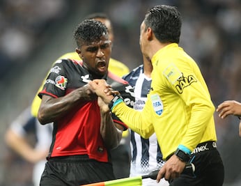 Suspenden al árbitro que agredió a Miller Bolaños