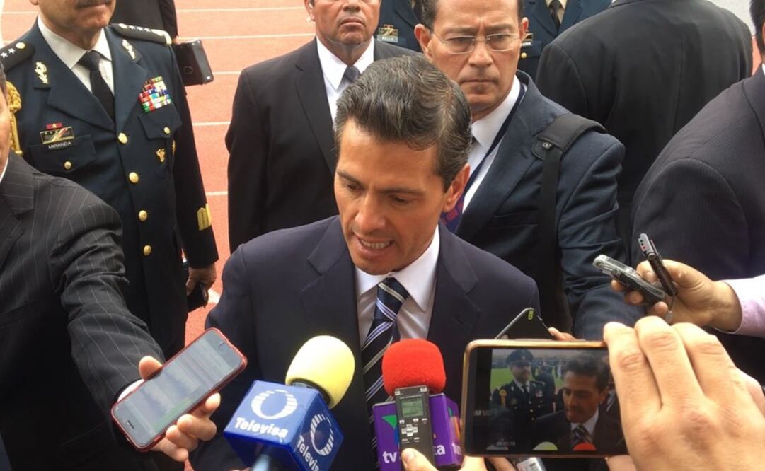 El mandatario fue entrevistado tras encabezar la ceremonia del Día del Policía. /Francisco Reséndiz - EL UNIVERSAL