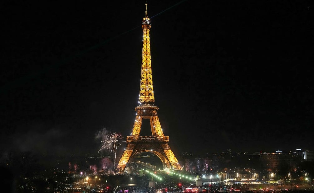 La Torre Eiffel recibe el Año Nuevo. (31/12/25) Foto: AFP