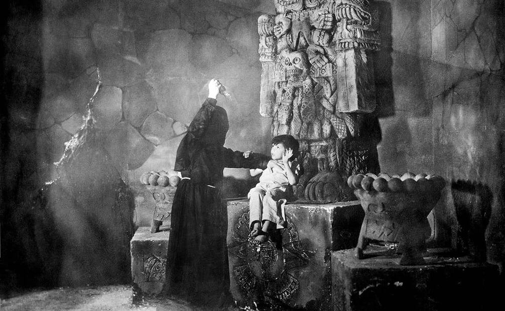 Escena de “La Llorona”, momentos antes del sacrificio de un descendiente de Hernán Cortés. La primera opción para dirigir la cinta era el novato Rafael Sevilla, encargado de “Más fuerte que el deber”, película que no agradó y sólo tuvo un día de exhibición; debido a tal fracaso, “La Llorona” quedó en manos de Ramón Peón. Foto: Eco Film/ESPECIAL.