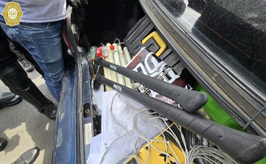 Durante acciones preventivas por las protestas, SSC asegura mazos, cohetones y tubos metálicos durante revisión a la CNTE en Calzada de Tlalpan. Foto: Especial