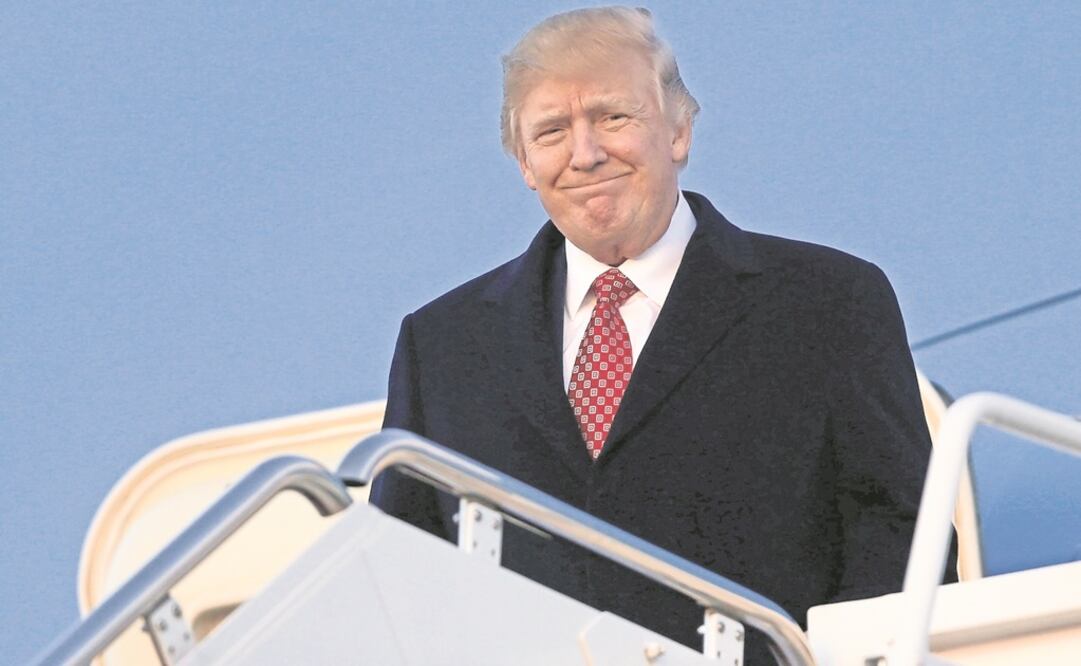 Encuentro. El presidente Trump regresó ayer a Washington tras pasar el fin de semana en Florida, donde se reunió con miembros de su gabinete. (JONATHAN ERNST. REUTERS)