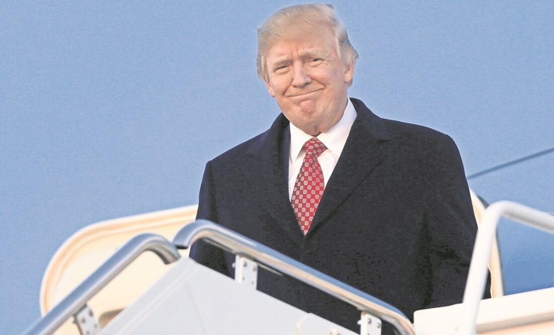 Encuentro. El presidente Trump regresó ayer a Washington tras pasar el fin de semana en Florida, donde se reunió con miembros de su gabinete. (JONATHAN ERNST. REUTERS)