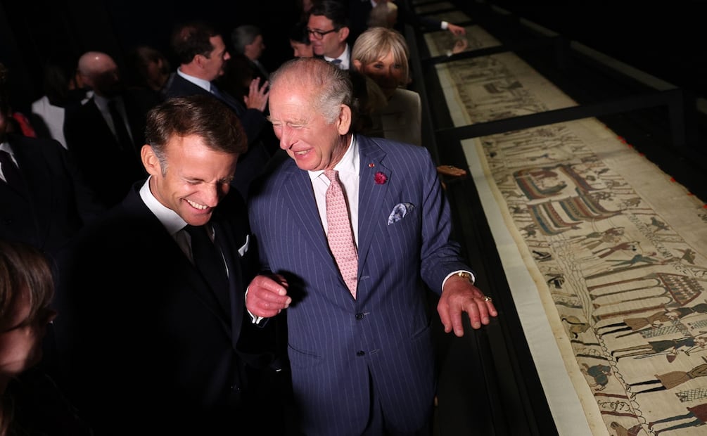 Los reyes británicos, Carlos III y Camila,, junto al presidente francés Emmanuel Macron y su esposa Brigitte, inauguraron la exposición del emblemático Tapiz de Bayeux. Foto: AP