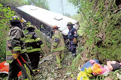 Cae autobús en barranco; 7 heridos 