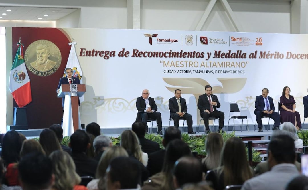 Ceremonia del Día del Maestro en Tamaulipas durante la entrega de reconocimientos a docentes por años de servicio. Foto: Especial.