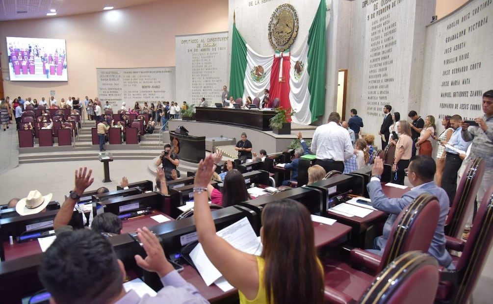 El pleno también aprobó el dictamen para autorizar una subasta restringida a seis unidades vehiculares.| Foto: Especial.