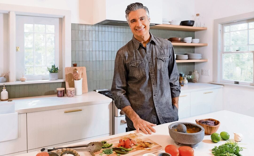 Jaime Camil resaltó que el proyecto celebra a la mujer mexicana, el trabajo en el campo y la historia detrás de cuatro productos. Foto: Roku Channel