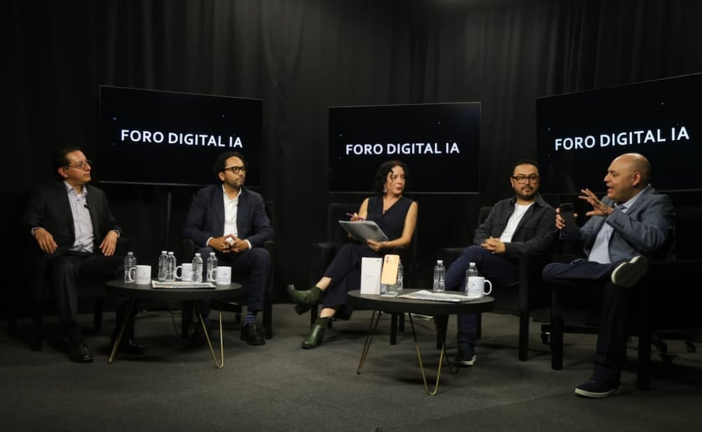 FORO UNIVERSAL, patrocinado por HONOR, con David Moheno, director de comunicación y relaciones públicas de HONOR Latinoamérica; Pável Reyes, investigador y experto en IA; Miguel Ángel Romero, periodista especializado en tecnología; moderado por Maite Azuela. Foto: Carlos Mejía / EL UNIVERSAL