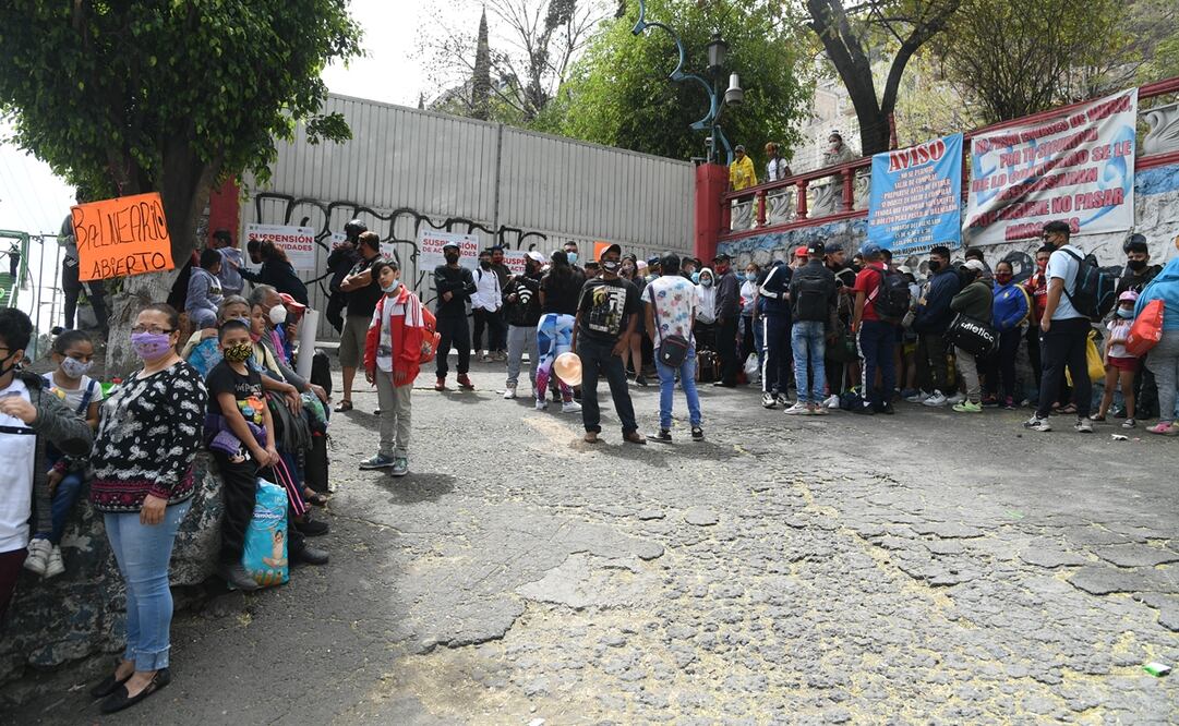 Sin cuidar sana distancia, ni respetando el uso de cubrebocas, los manifestantes exigían la apertura del centro acuático. Foto: Hugo García/EL UNIVERSAL