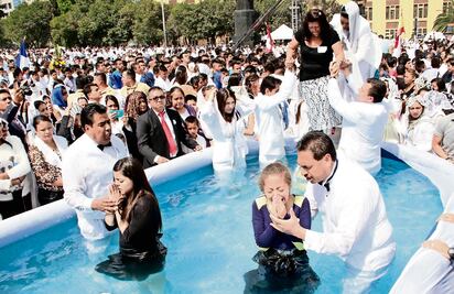 Pese a acusaciones contra su líder, iglesia de La Luz del mundo sigue sumando fieles 