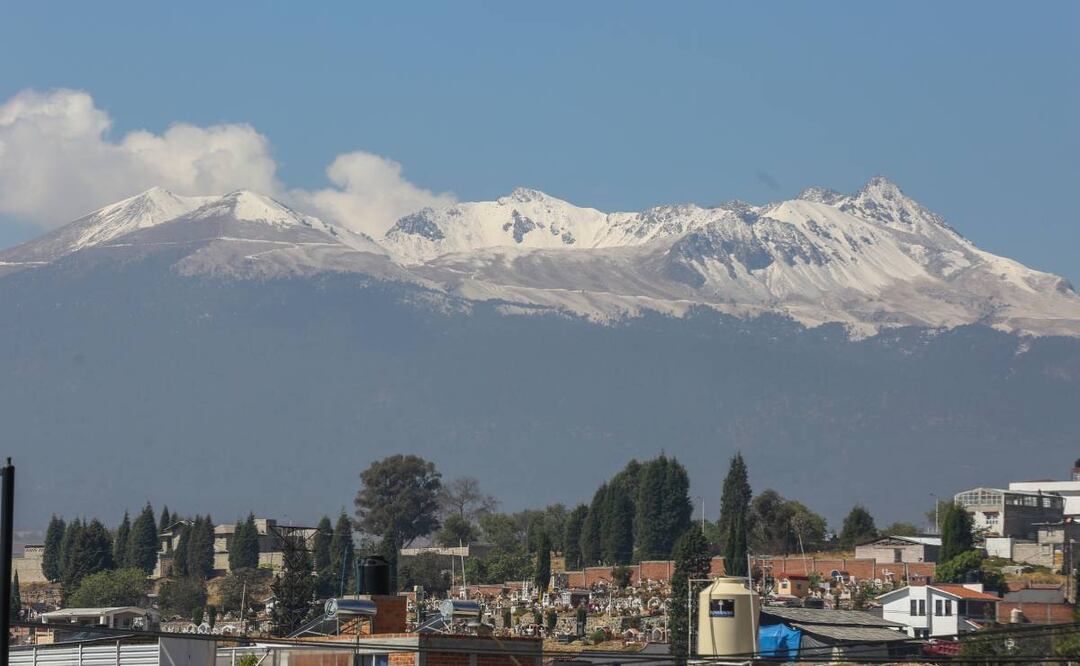 Foto: Vista del Volcán Xinantécatl que tiene una capa de nieve en la parte alta después de las bajas temperaturas que se registraron el lunes por la tarde. Cuartoscuro/El Universal