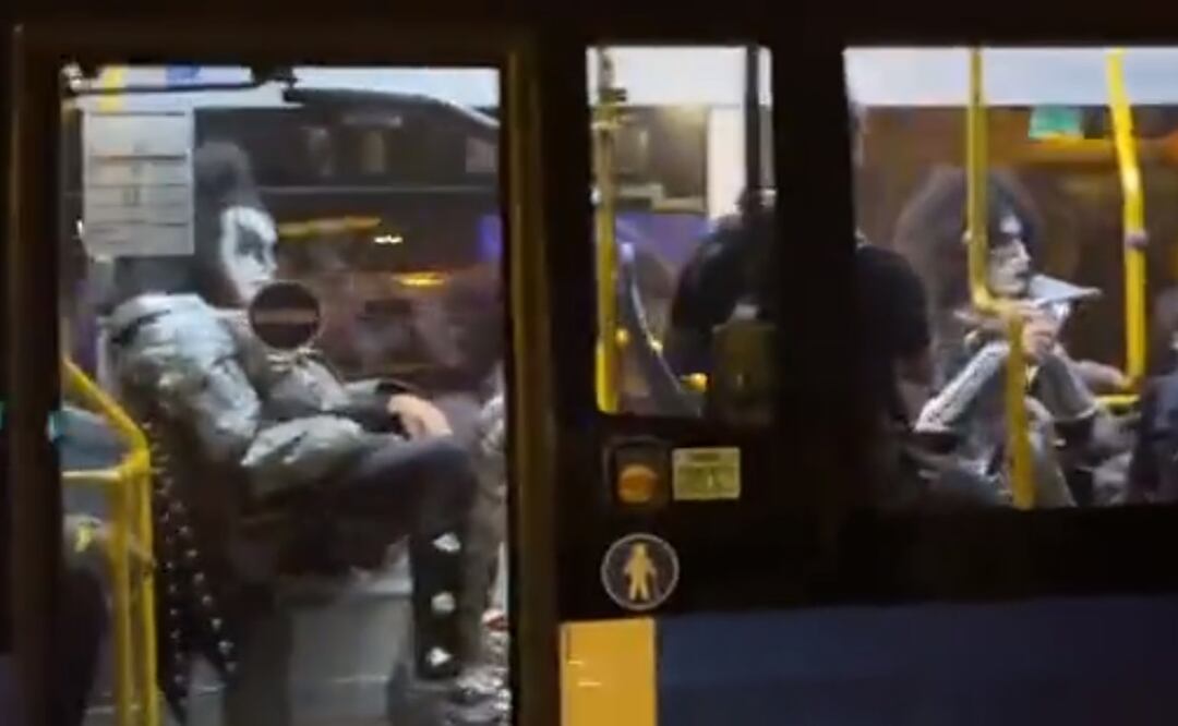 La banda de rock Kiss se transportó en un minibús de la compañía Alsa, lo que generó simpatía entre sus fans españoles. / Foto: Captura video de Twitter.