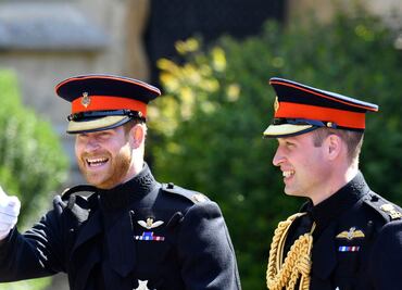 Príncipes Guillermo y Enrique se reúnen para inaugurar estatua de su madre Diana