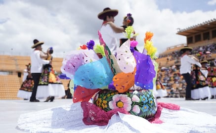 Revive la Guelaguetza Magisterial y Popular 2022 con alegría, colores, danza y protesta