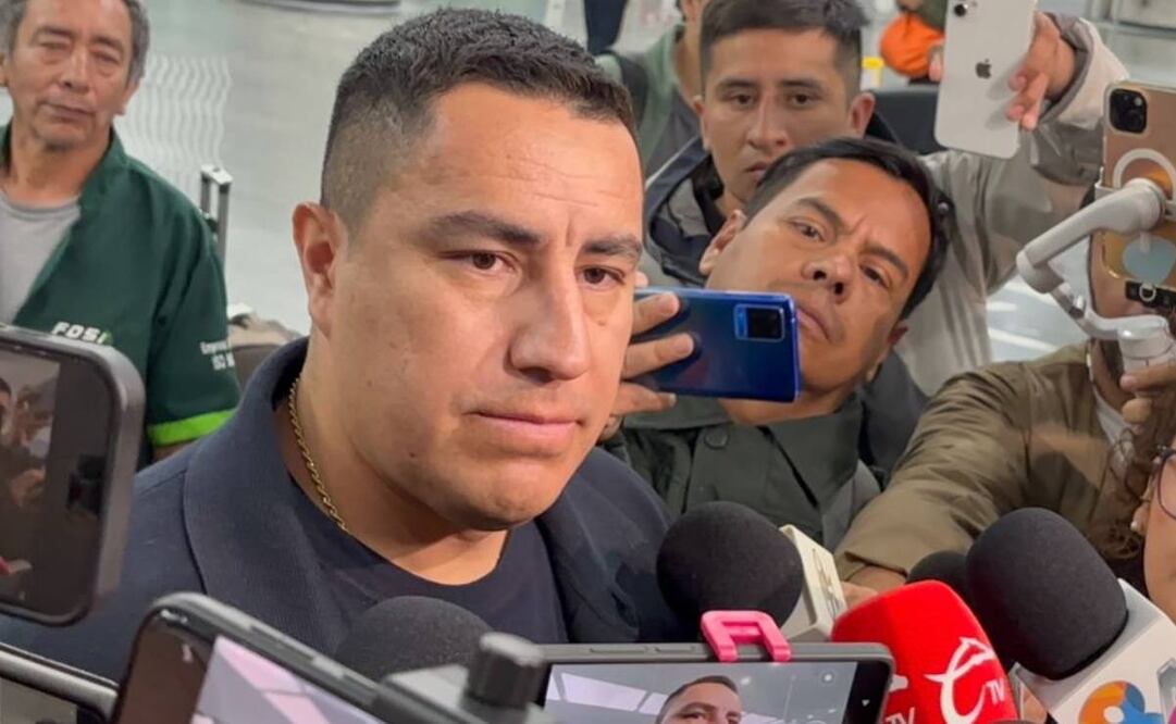 Efraín Juárez atendió a los medios de comunicación en el AICM. FOTO: Saúl Cano | EL UNIVERSAL