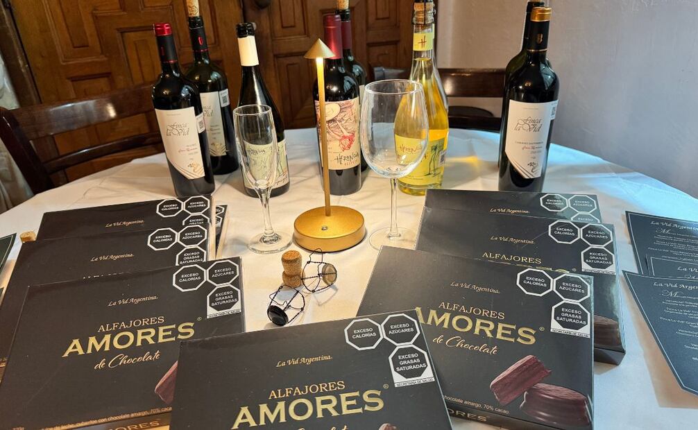 Los asistentes probaron los alfajores artesanales Amores, una combinación de galleta suave y dulce de leche que conserva el sabor clásico argentino.  |  
Foto: Angélica Vázquez.