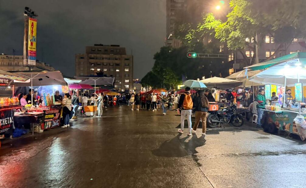 Lluvia no frena bloqueo de comerciantes en Alameda Central; protesta por reordenamiento comercial cumple nueve horas
Foto: Arturo Ordaz Díaz