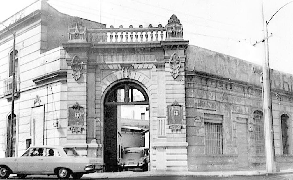 Una de las entradas a la fábrica de calzado Excélsior en los años sesenta. "A la entrada nos sorprende la belleza de su patio, enormemente largo y a trechos adornado con cuidados jardincillos. Más que una fábrica, parece una quinta de recreo", indicó EL UNIVERSAL ILUSTRADO sobre las instalaciones en 1921. Foto: Colección Villasana.