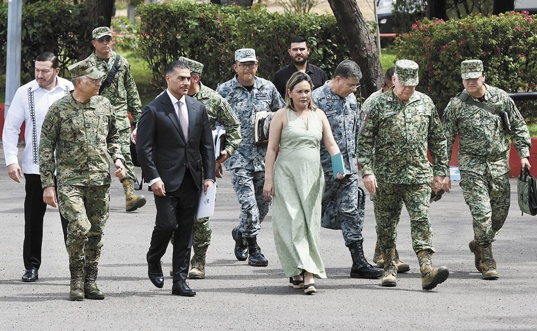 Los secretarios de Seguridad y Protección Ciudadana, Omar García Harfuch; de la Defensa Nacional, general Ricardo Trevilla; de Marina, almirante Raymundo Pedro Morales Ángeles, y el general Guillermo Briceño Lobera, comandante de la Guardia Nacional, se reunieron en la Novena Zona Militar con la gobernadora Yeraldine Bonilla. Foto: Valente Rosas / EL UNIVERSAL