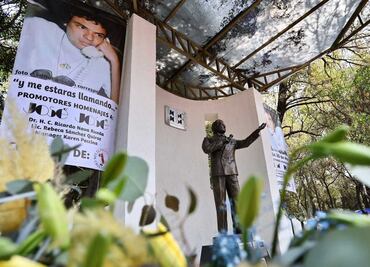 Entre cantos, tragos y más, seguidores se reúnen en Clavería por el Día de José José; celebran al "Príncipe de la canción"