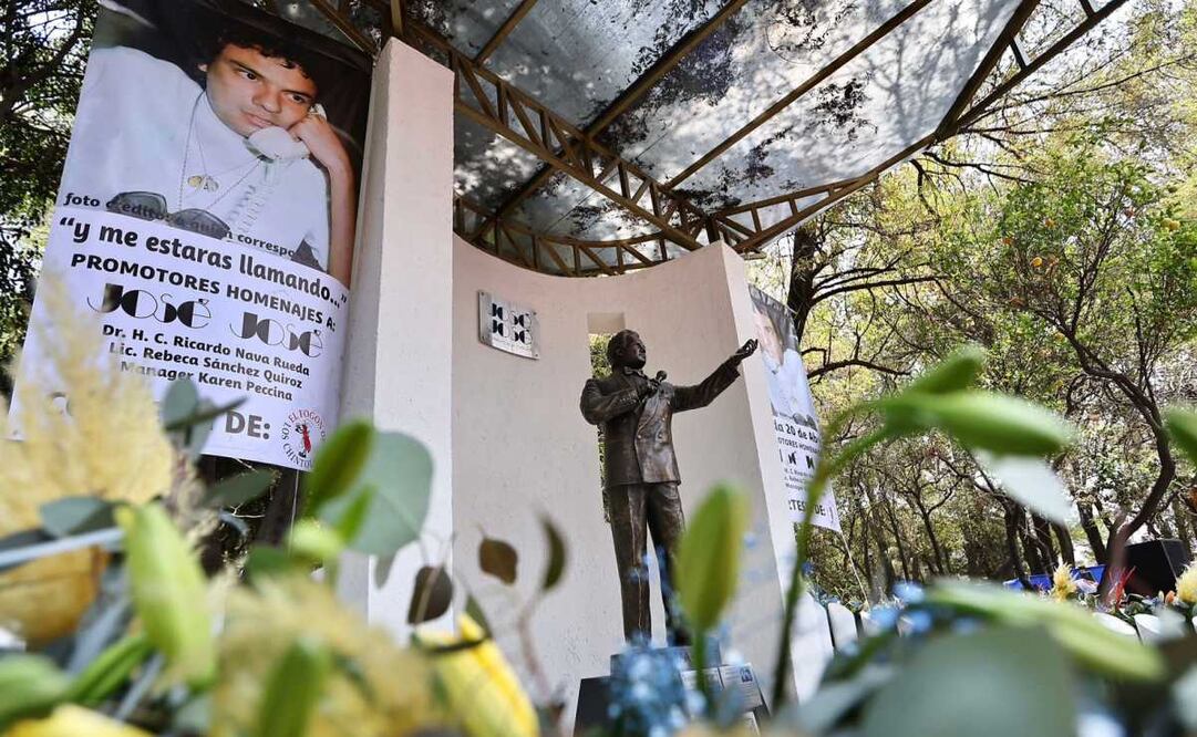Homenaje al cantante José José en su monumento en el parque de la China de la colonia claveria. Foto: Berenice Fregoso / EL UNIVERSAL