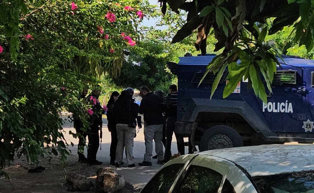 Policías revisan la zona donde se encontraron a las personas asesinadas (08/10/2025). Foto: Cortesía