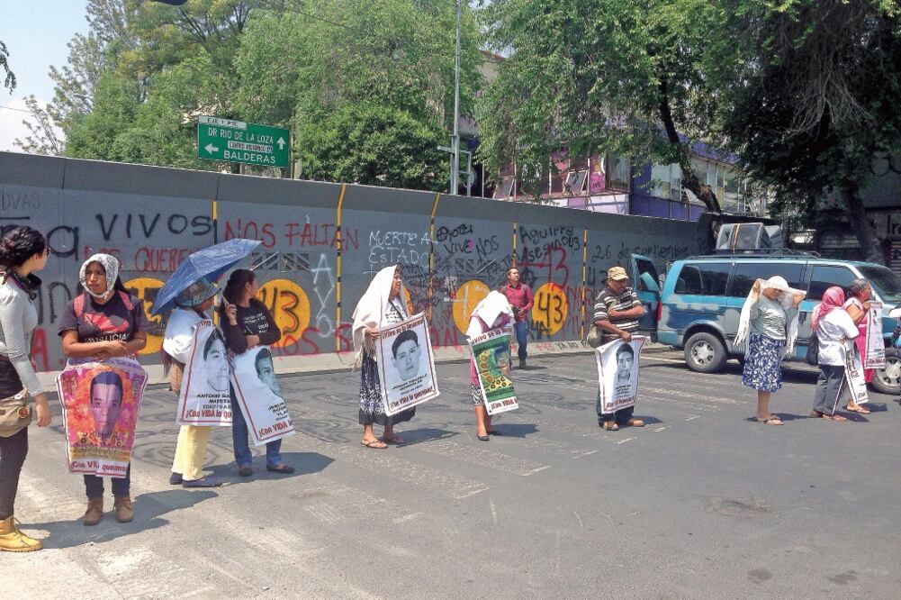 Padres de los 43 estudiantes de la Normal Rural de Ayotzinapa protestaron afuera de la Secretaría de Gobernación, al cumplirse 43 meses de su desaparición (PEDRO VILLA Y CAÑA. EL UNIVERSAL)