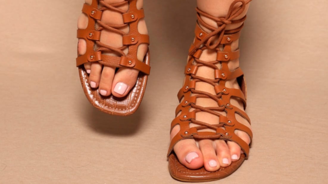 Las sandalias gladiador con tiras largas añaden un toque llamativo al look. Foto: Instagram @santo.pie