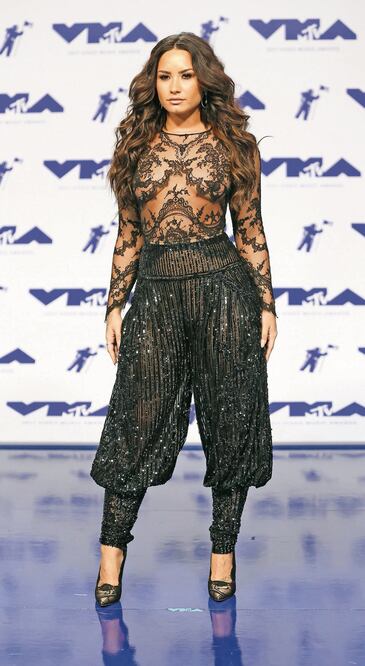 Fue captada de la mano de otra mujer (REUTERS)