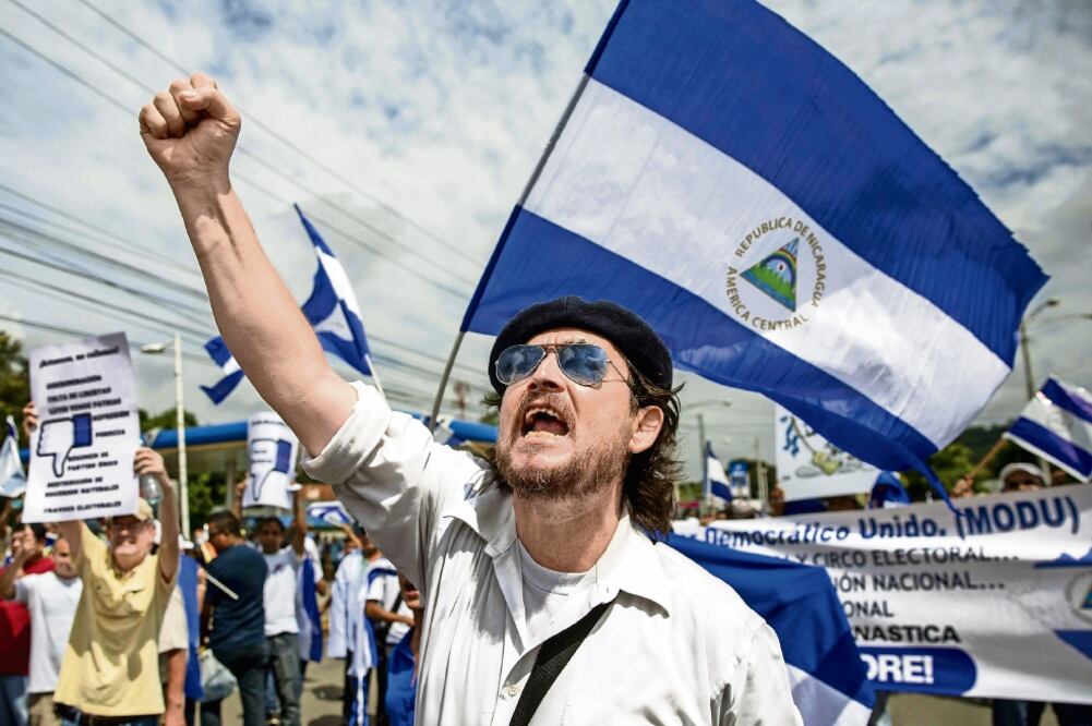 Miembros del movimiento de los autodenominados fiscales y ciudadanos indignados, durante una marcha, el pasado 27 de agosto, por elecciones libres en Nicaragua (JORGE TORRES. EFE)