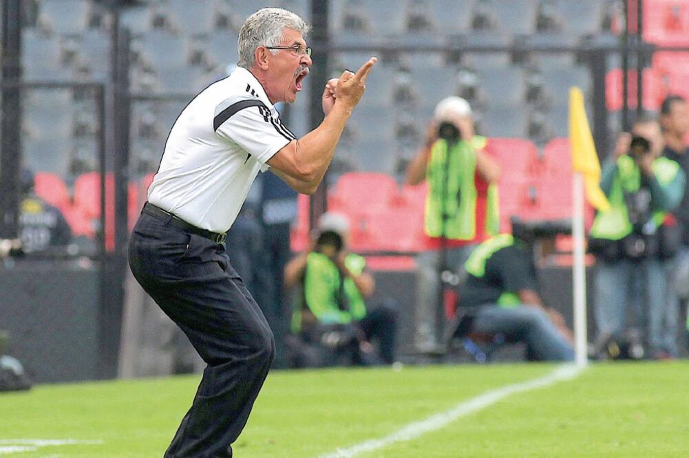 El DT felino regañó a sus discípulos para que cumplieran con el planteamiento (ALEX CRUZ. EFE)