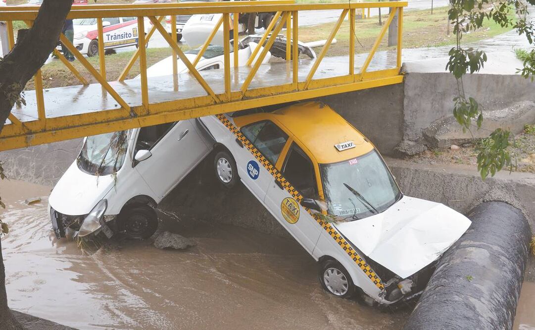 La tormenta causó inundaciones que provocaron el arrastre de vehículos en diversos municipios metropolitanos. Foto: Emilio Vásquez. EL UNIVERSAL