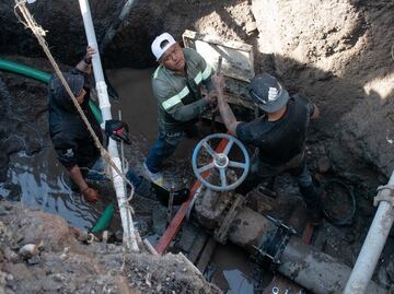 Fuga de agua afecta a 12 colonias en Coacalco, Edomex