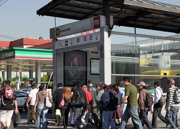 Detienen a dos por robar a pasajero del Metrobús