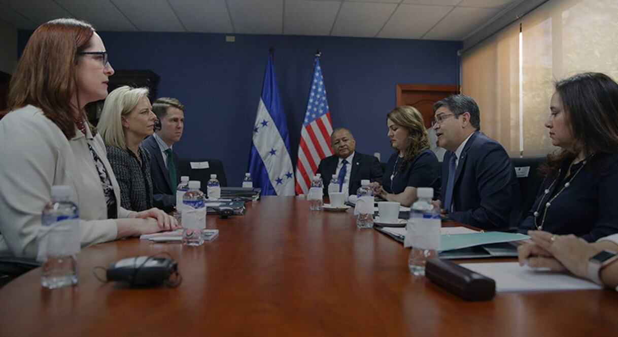 El presidente de Honduras, Juan Orlando Hernández y varios de sus colaboradores recibieron ayer a una comitiva del gobierno de EU encabezada por la secretaria de Seguridad Nacional, Kirstjen Nielsen. Foto: Presidencia de Honduras