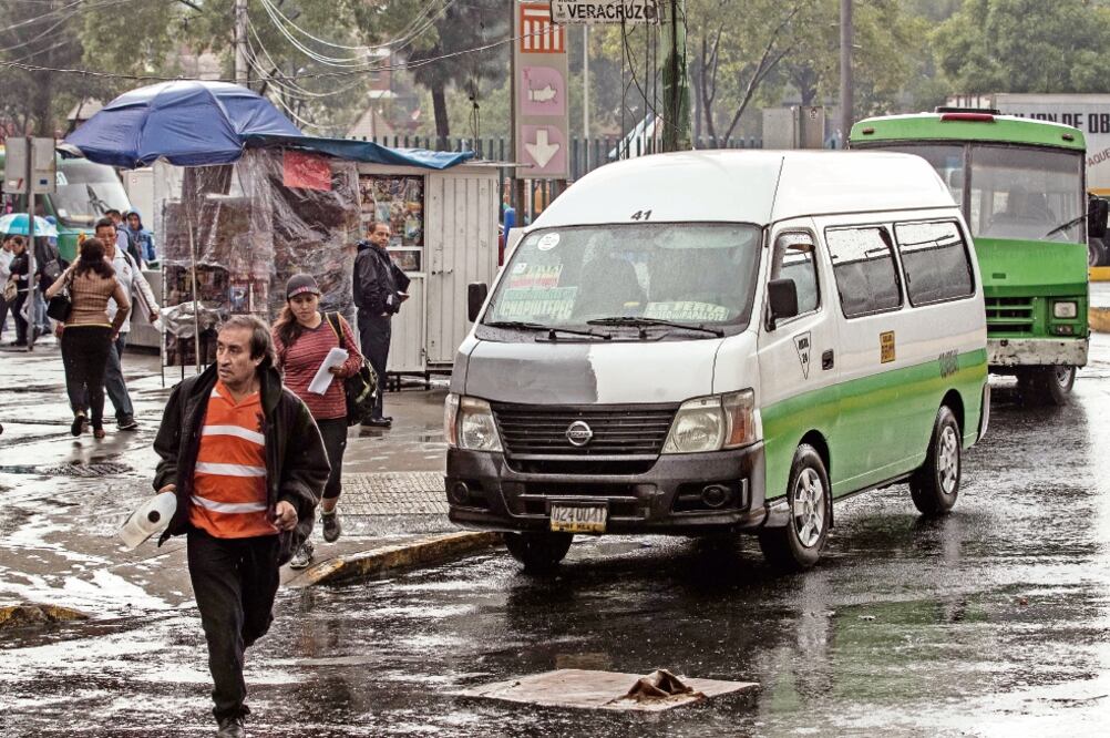 Héctor Serrano, secretario de Movilidad, asegura que hasta el momento 85% de los concesionarios han aceptado el ajuste a la tarifa propuesto por el Gobierno de la Ciudad de México (GERMÁN ESPINOSA. EL UNIVERSAL)