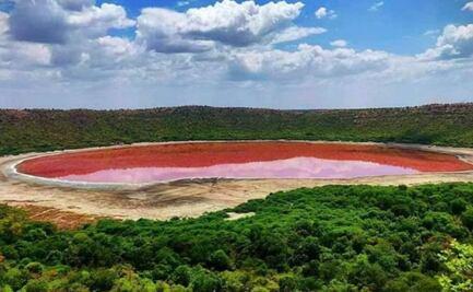 Lago creado por un meteorito hace 50 mil años se torna color rosa repentinamente
