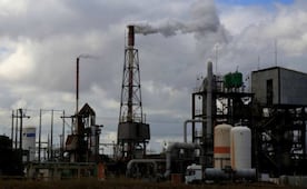 Precio del petróleo se desploma ante tensión por reapertura del estrecho de Ormuz; pierde más de 79 dólares