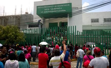 Familiares de reos bloquean acceso del penal de Barrientos tras presunto motín 