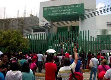 Familiares de reos bloquean acceso del penal de Barrientos tras presunto motín