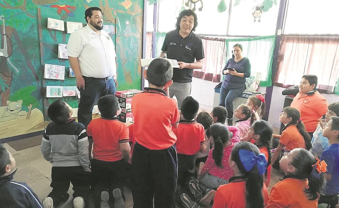 Mario Treviño fundó la asociación De Puro Corazón para promover la lectura; al inicio convirtió su casa en una biblioteca donde impartía talleres, y las madres de familia podían dejar a sus hijos. (JOSELO SAENZ)