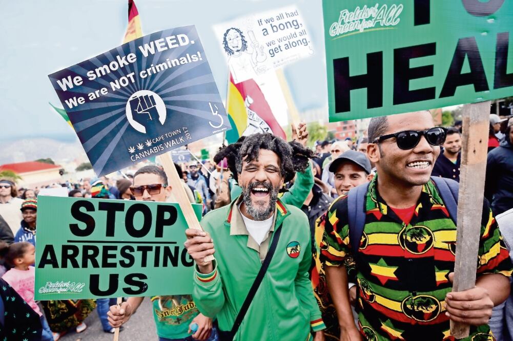 Manifestantes pidieron en mayo pasado la legalización de la marihuana en Sudáfrica, donde su uso está autorizado, pero de forma precaria (MIKE HUTCHINGS. REUTERS)