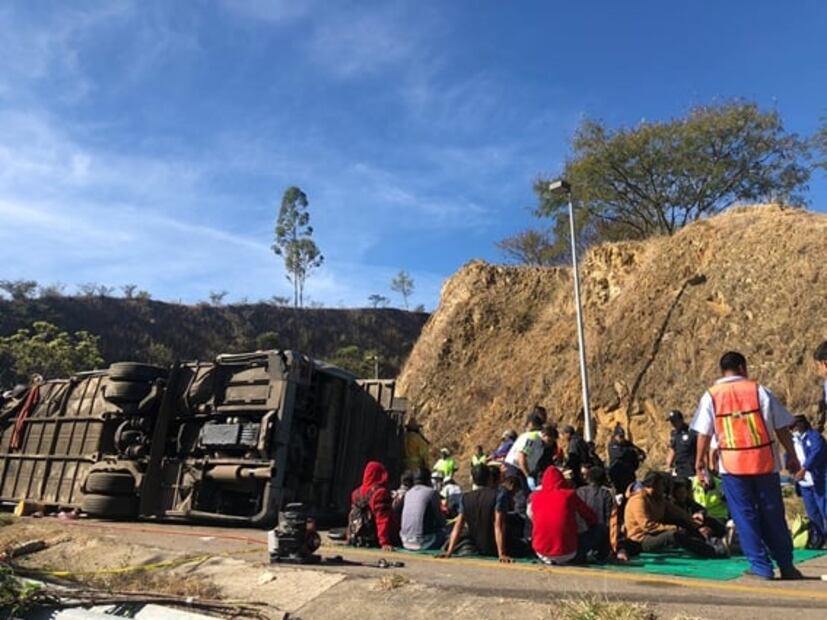 Confirman 2 muertos y más de 40 heridos en accidente de autobús en Oaxaca 